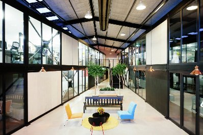<b>成都办公室地面装修设计中,用地砖好还是地板</b>