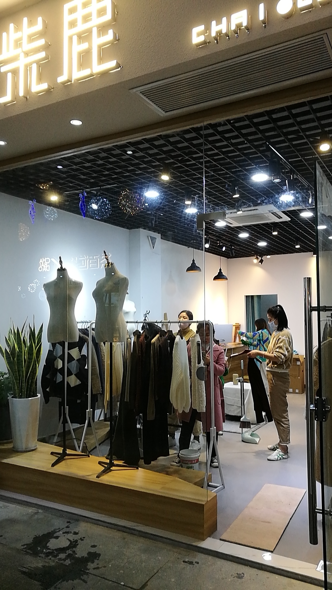 紫鹿服装店入口装修效果图