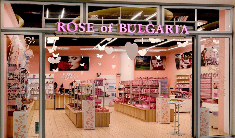 最新好看的化妆品店门头装修效果图