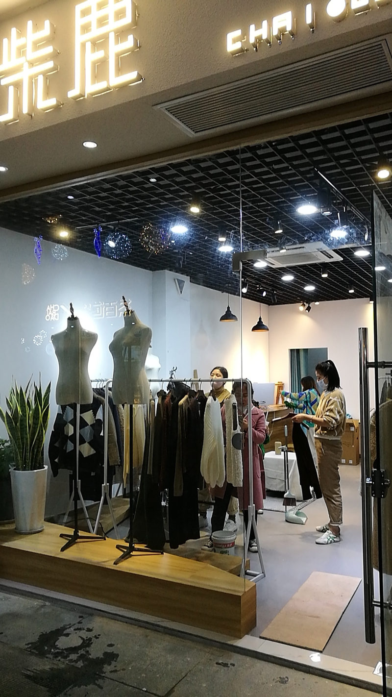 紫鹿服装店入口装修效果图