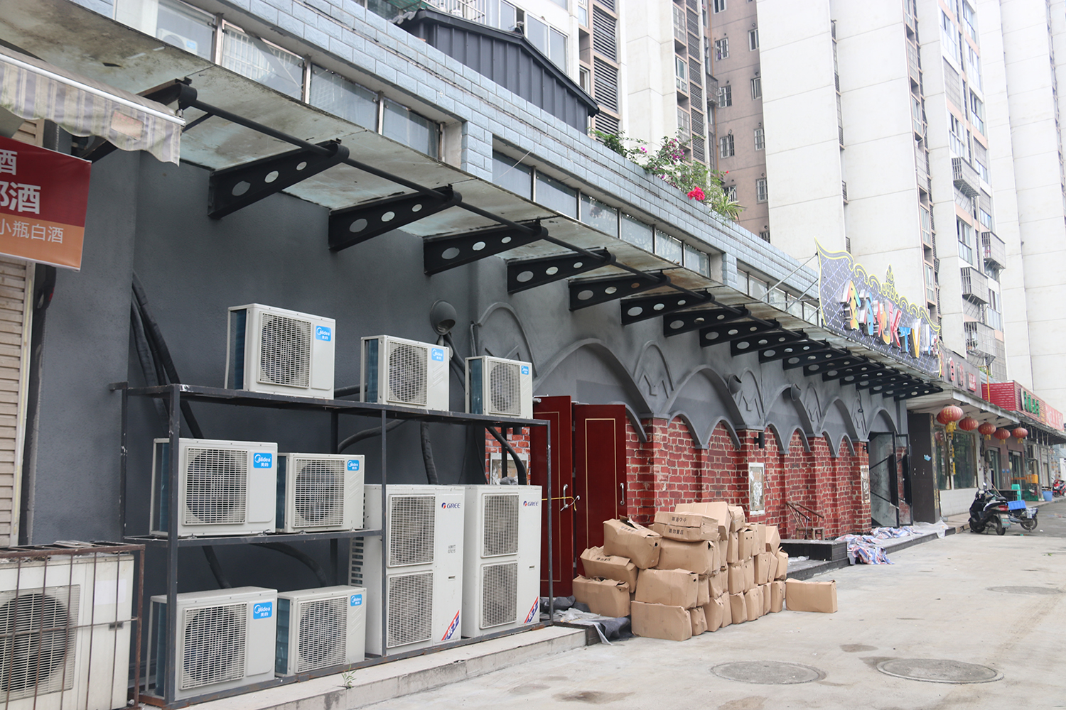 成都龙潭寺金谷地量房KTV室外建筑墙面装修完工实景